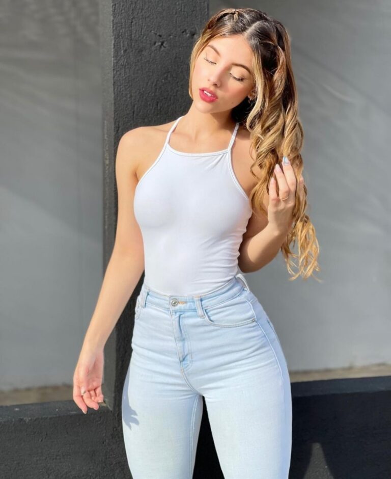 Jeans y blusa — #5 Fotos de Alejandra Duque que confirman que es de las más bellas de Colombia